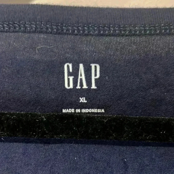 GAP V-NECK TEE - Picture 2 of 3